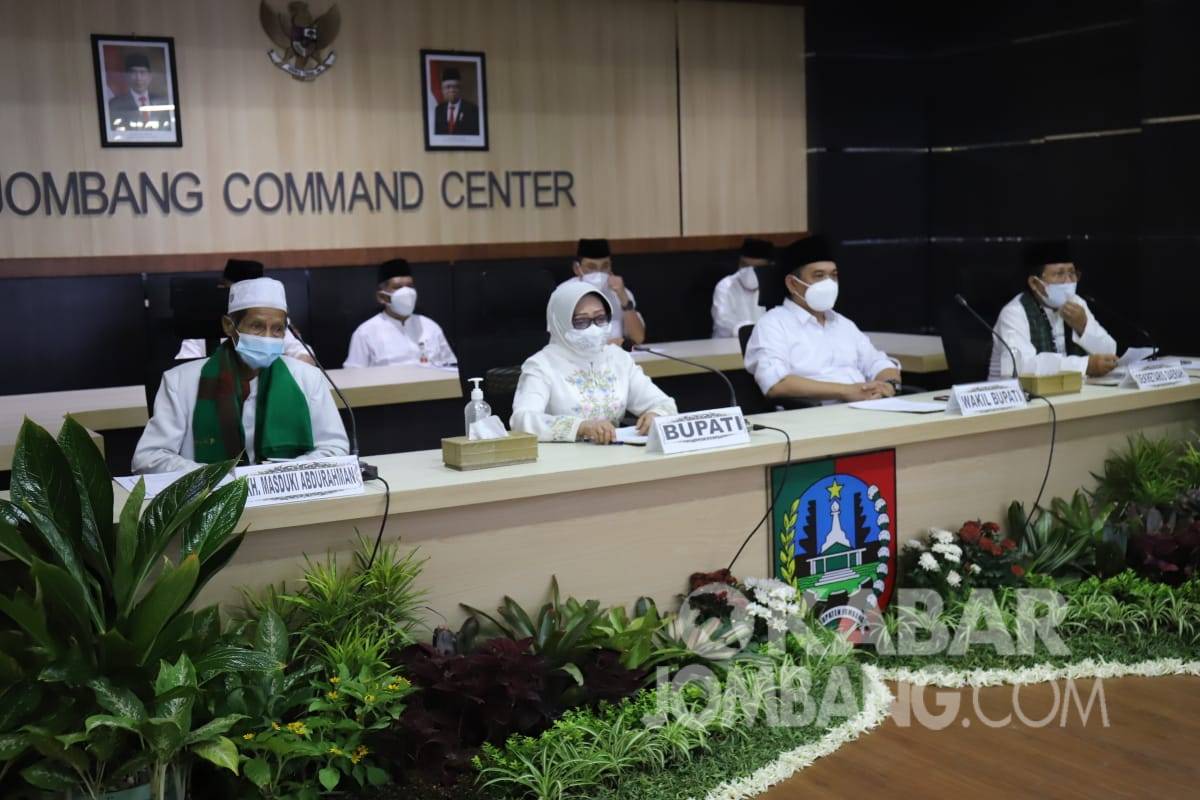 Bupati Jombang Mundjidah Wahab (tengah) dan Wakil Bupati Sumrambah (kanan) saat doa bersama secara virtual. Kabarjombang.com/Istimewa/
