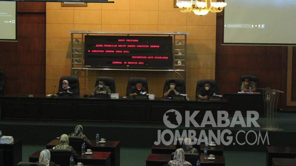 Rapat Paripurna DPRD Jombang terkait penyampaian nota penjelasan Raperda P-APBD dan dua Raperda oleh Bupati Mundjidah Wahab, Senin (9/8/2021). KabarJombang.com/Daniel Eko/