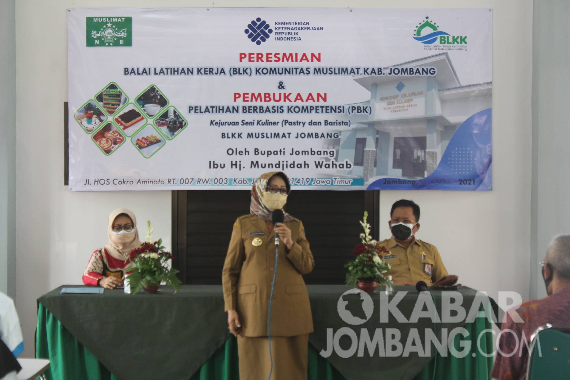 Bupati Jombang Mundjidah Wahab meresmikan pelatihan kerja di BLKK Muslimat NU, Senin (2/8/2021). KabarJombang.com/Daniel Eko/
