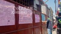Puluhan buruh PT Hair Star Indonesia menggelar unjukrasa di depan pabrik Jalan Nurcholis Majid, Denanyar, Jombang, menuntut pembayaran gaji lima bulan, Selasa (24/8/2021). KabarJombang.com/M Faiz H/