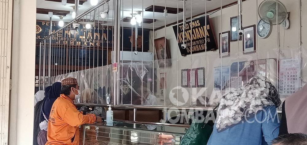 Calon pembeli melihat perhiasan di toko emas Pasar Citra Niaga jombang, Kamis (5/8/2021). KabarJombang.com/M Faiz H/