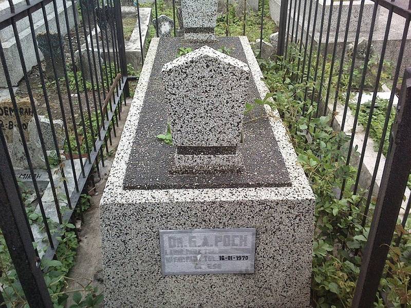 Makam dr G A Poch yang diyakini sebagai Hitler di pemakaman umum (TPU) Ngagel, Surabaya. Istimewa