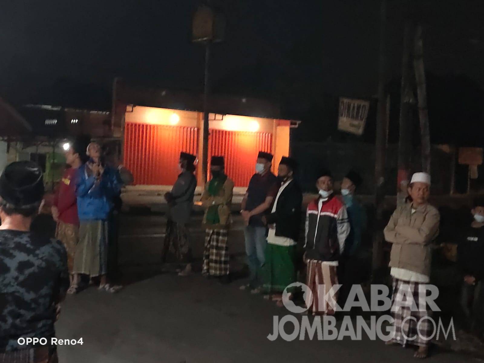 Tengah Malam warga desa Tanggalrejo, Mojoagung, dzikir mengelilingi kampung, Minggu (1/8/2021) dini hari. KabarJombang.com/Istimewa/