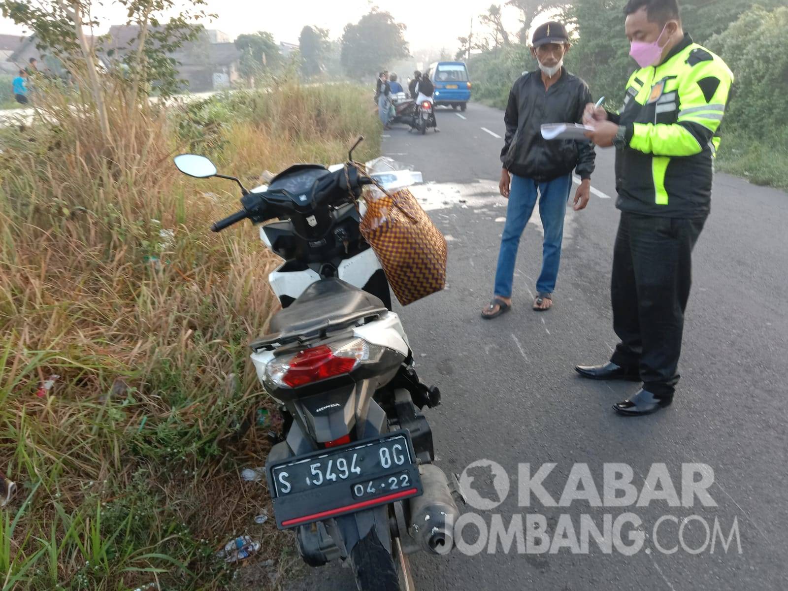 Gagal Mendahuli, Pemotor Tewas di Jalan Raya Desa Janti Jombang