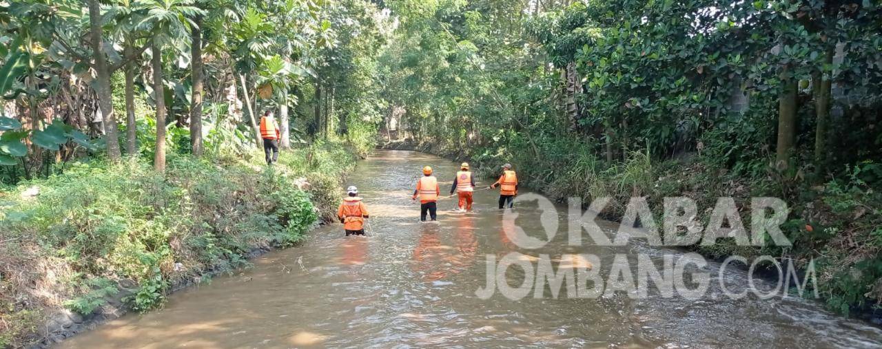 Petugas saat melakukan penyisiran korban di sungai Rejoagung, Ngoro, Jombang, Senin (9/8/2021). KabarJombang.com/Istimewa/