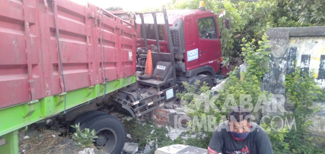 Sopir Mengantuk, Truk Tronton Tabrak Pagar Rumah di Jalan Raya Perak Jombang
