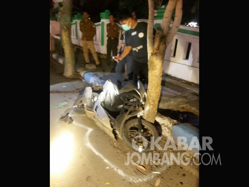 Kondisi motor yang dikendarai pelajar asal Sumobito menabrak pohon di jalan Wahid Hasyim Jombang. Kabarjombang.com/Istimewa/
