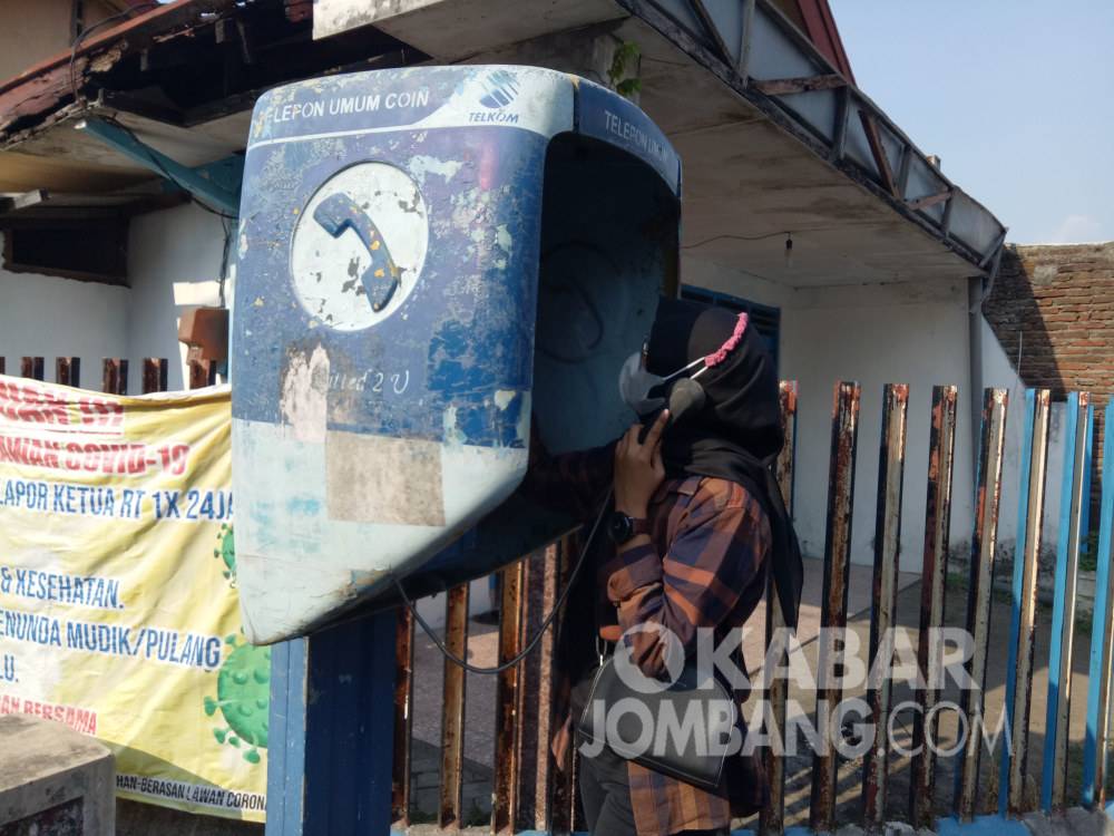 Telepon umum koin yang masih berdiri di wilayah Jombang. KabarJombang.com/Diana Kusuma/