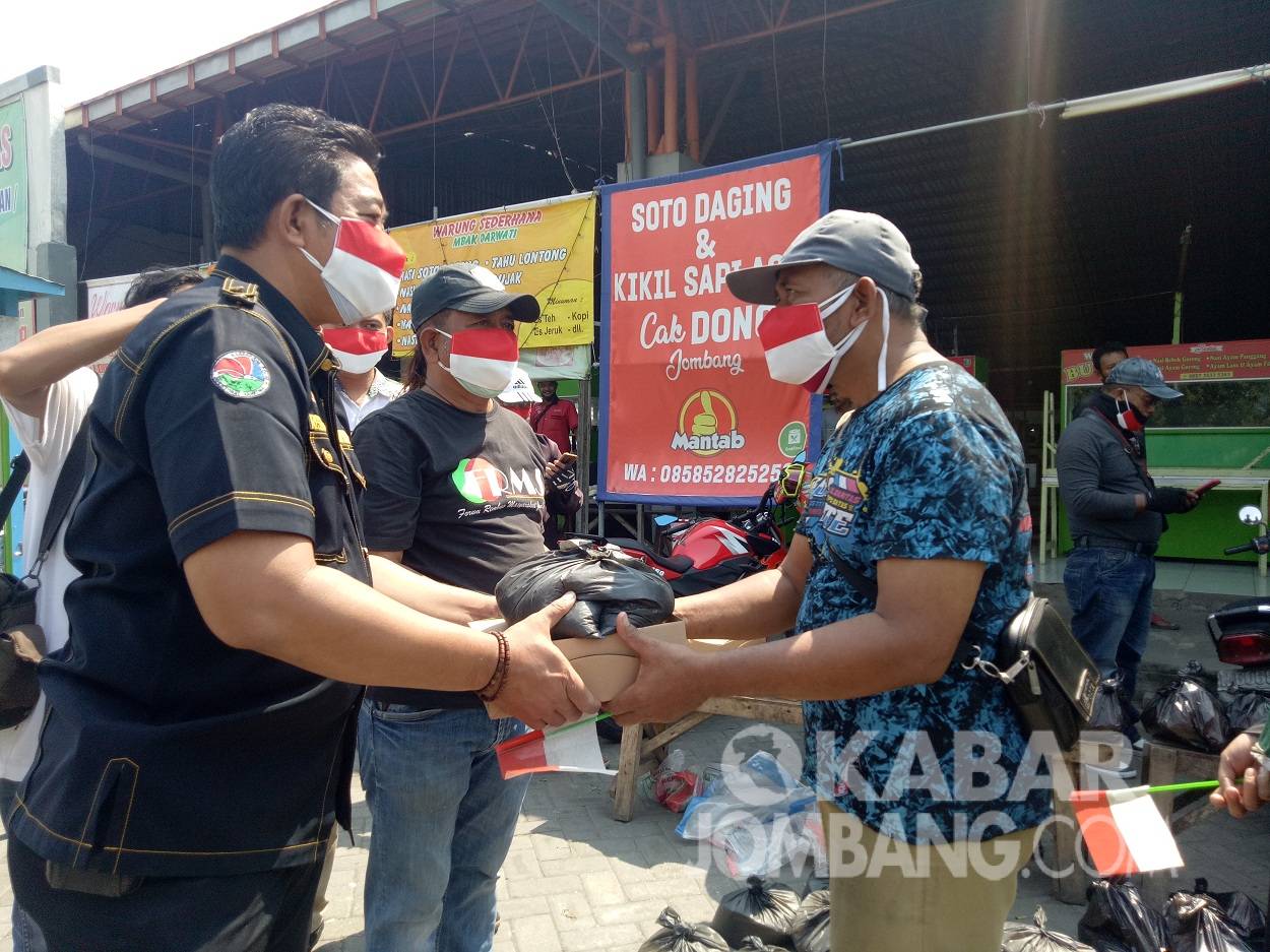 Terdampak PPKM, Satreskoba Polres Jombang Bagikan Sembako ke Pedagang