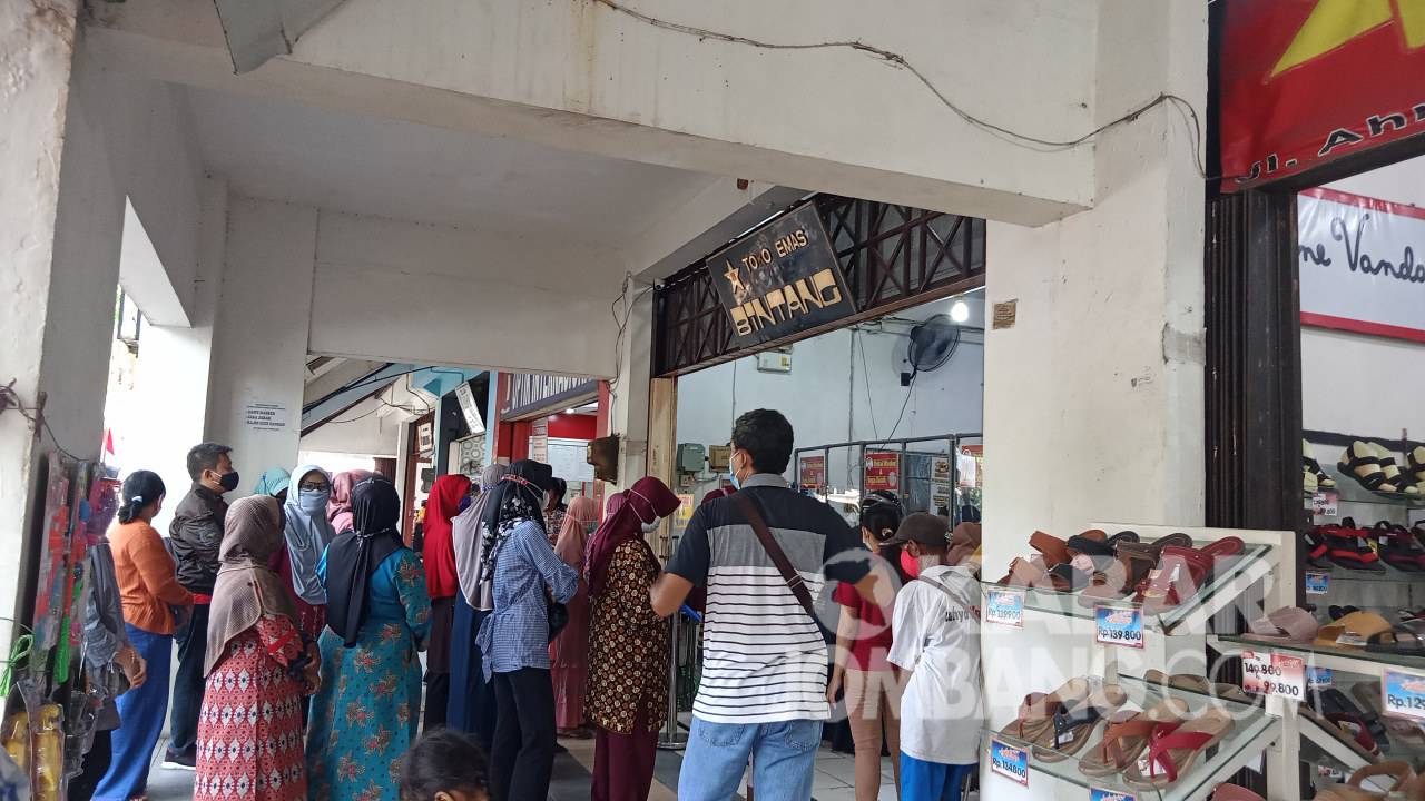 Calon pembeli antre di toko emas Pasar Citra Niaga Kabupaten Jombang, Senin (30/8/2021). KabarJombang.com/Daniel Eko/