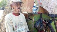 Sutrisno pria berusia 73 tahun warga Kelurahan Kepanjen, Kabupaten Jombang tetap berjuang mengais rezeki dengan berjualan rokok dan air mineral di pinggir jalan. KabarJombang.com/Diana Kusuma Negara/