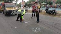 Petugas saat melakukan olah TKP ditempat kecelakaan di Jalan Raya Sentul, Tembelang, Jombang.