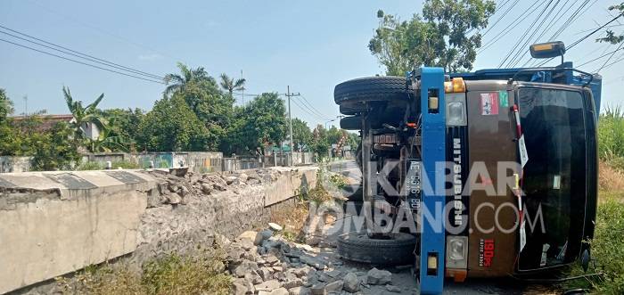 Truk muat galon terguling di jalan raya Perak Jombang, Selasa (24/8/2021(, diduga karena sopir mengantuk. KabarJombang.com/M Faiz H/