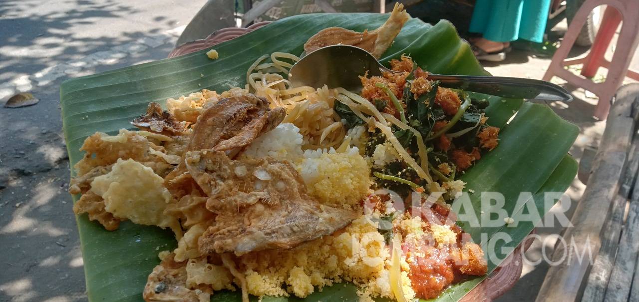 Kuliner tradisional nasi ampok di Jalan Kusuma Bangsa, Kabupaten Jombang. KabarJombang.com/M Faiz H/