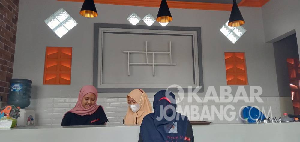 Osaka kafe di simpang empat Balai Desa Karangpakis, Kecamatan Kabuh, Kabupaten Jombang. KabarJombang.com/M Faiz H/