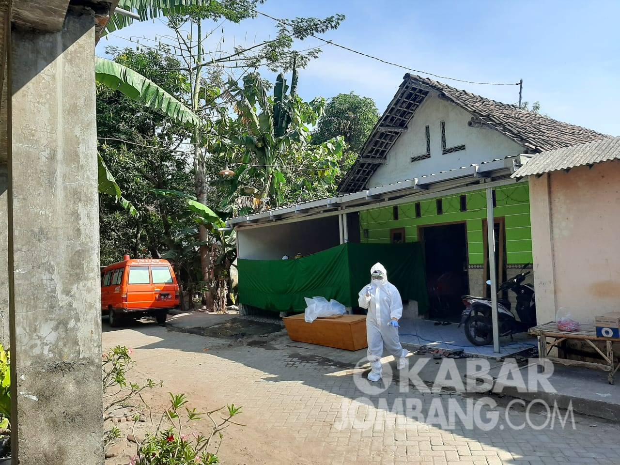 Warga Desa Kwaron, Kecamatan Diwek, Kabupaten Jombang, meninggal saat menjalani isolasi mandiri (isoman) covid-19, Jumat (6/8/2021). KabarJombang.com/Istimewa/
