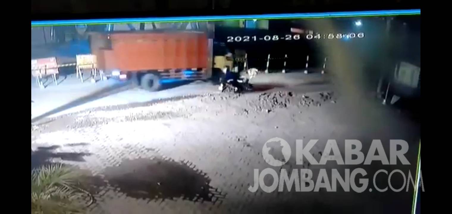 Terekam CCTV penumpang sepeda motor tewas terlindas truk di jalan raya Ploso, Kabupaten Jombang.