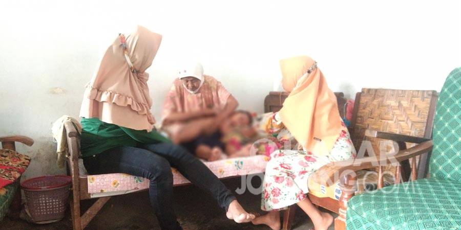 Mbah Temu, memijat bayi di rumahnya Mancilan Mojoagung, Jombang, Kamis (19/8/2021). KabarJombang.com/Ziyadul Imaniyah/