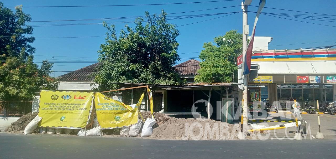 Proyek pipa jaringan gas di Tembelang, Kabupaten Jombang, dikeluhkan pedagang dan menyebabkan kemacetan, Selasa (31/8/2021). KabarJombang.com/M Faiz H/