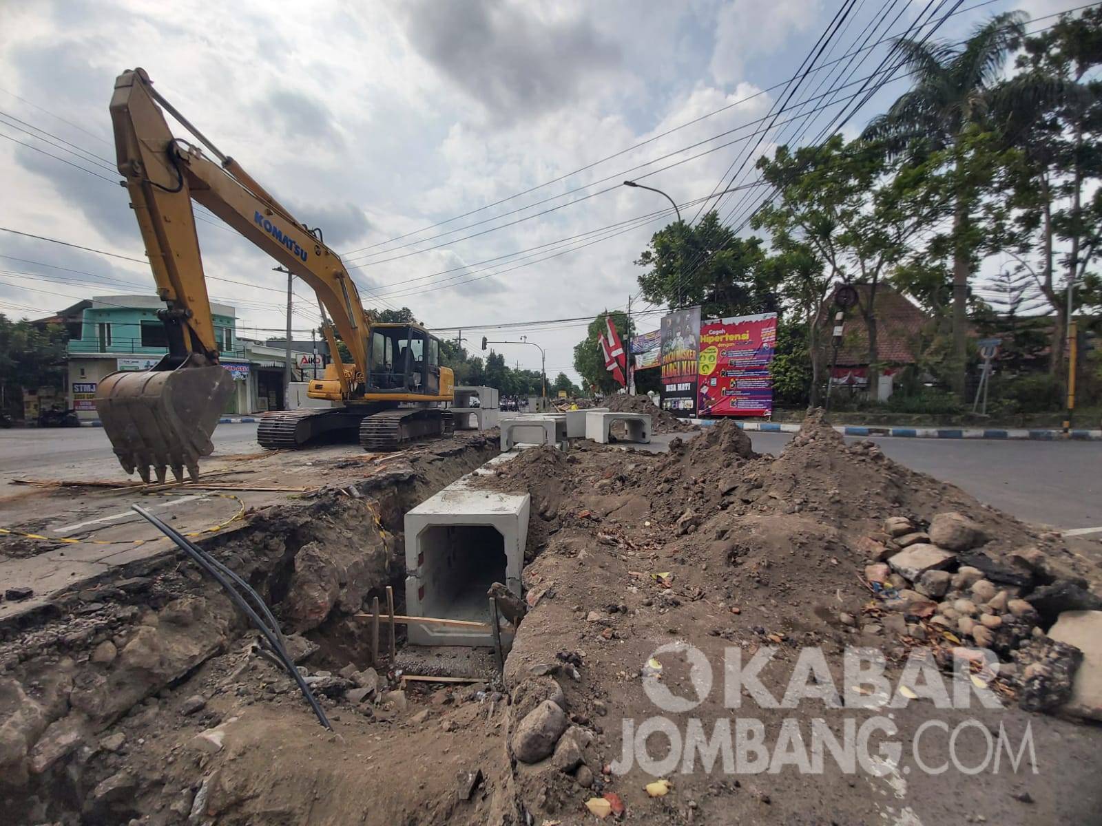 Proyek rehabilitasi drainase dan trotoar di Jalan Wahid Hasyim Kabupaten Jombang yang menelan anggaran senilai Rp 16.774.341.000. KabarJombang.com/Dea Yogie/
