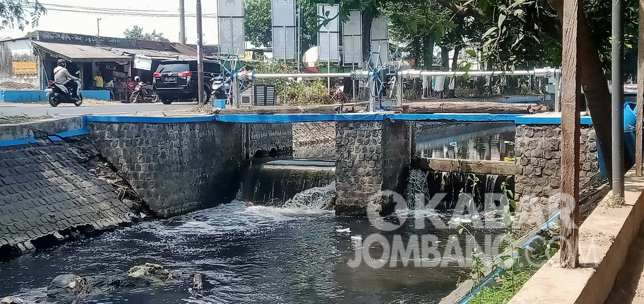 Sungai Gude Ploso di Tambakrejo, Jombang berubah warna menjadi hitam diduga tercemar limbah pabrik gula Djombang Baru. KabarJombang.com/M Faiz H/