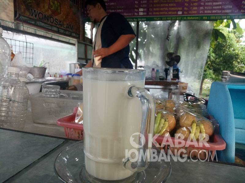 Susu sapi murni di kedai Fajar Shubuh Tambakberas, Jombang. KabarJombang.com/Diana Kusuma/