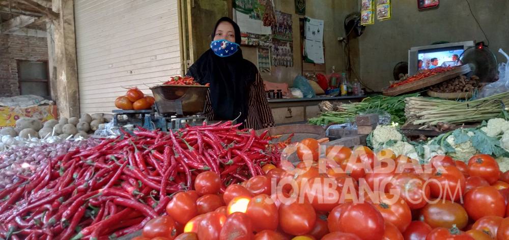 Pedagang menunggu pembeli sayur di pasar Peterongan, Jombang, Rabu (4/8/2021). KabarJombang.com/M Faiz H/