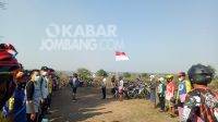 Ratusan goweser menggelar upacara bendera HUT ke-76 Kemerdekaan RI di tambang bekas galian C Desa Banjardowo, Selasa (17/8/2021). KabarJombang.com/Diana Kusuma/