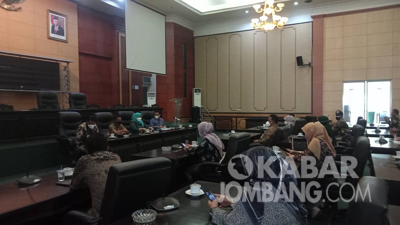 Hearing Kepala Desa se-Kecamatan Diwek dengan Komisi D DPRD Jombang terkait dugaan dobel anggaran rumah sehat isolasi terpusat, Selasa (31/8/2021). KabarJombang.com/Daniel Eko/