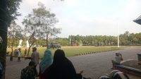 Helikppter yang membawa Kapolri dan Panglima TNI menjadi tontonan warga Jombang di alun-alun Kabupaten Jombang, Rabu (25/8/2021). KabarJombang.com/Diana Kusuma/