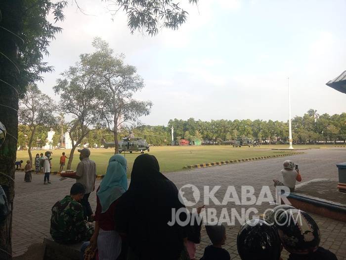 Helikppter yang membawa Kapolri dan Panglima TNI menjadi tontonan warga Jombang di alun-alun Kabupaten Jombang, Rabu (25/8/2021). KabarJombang.com/Diana Kusuma/