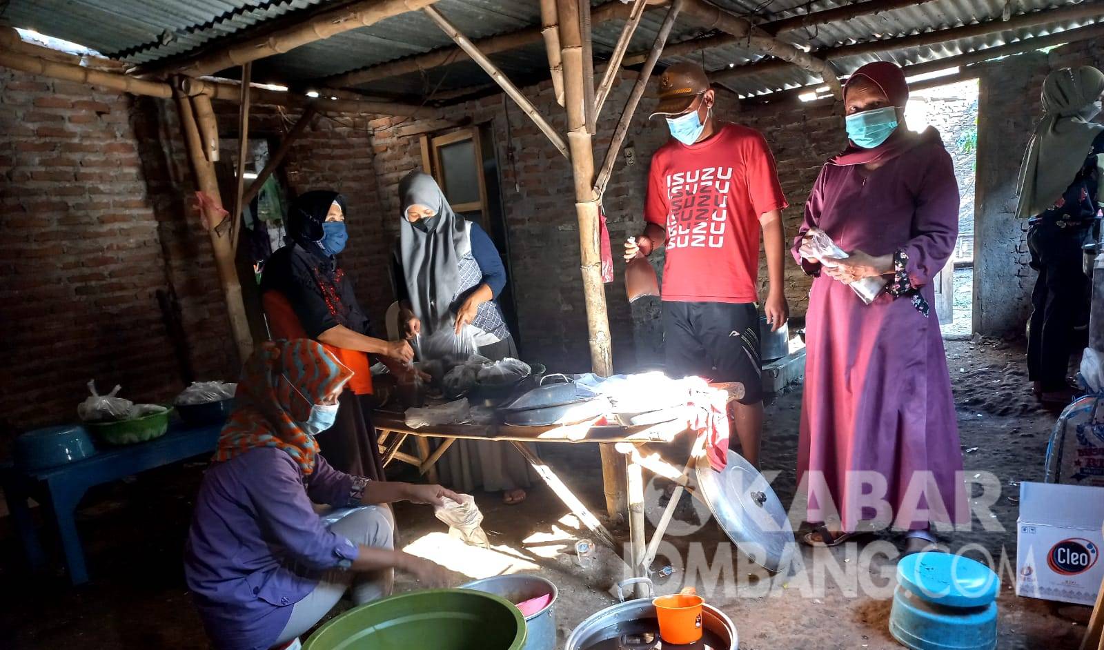 Pembuatan jamu herbal covid-19 di Desa Tanggalrejo, Kecamatan Mojoagung Kabupaten Jombang.