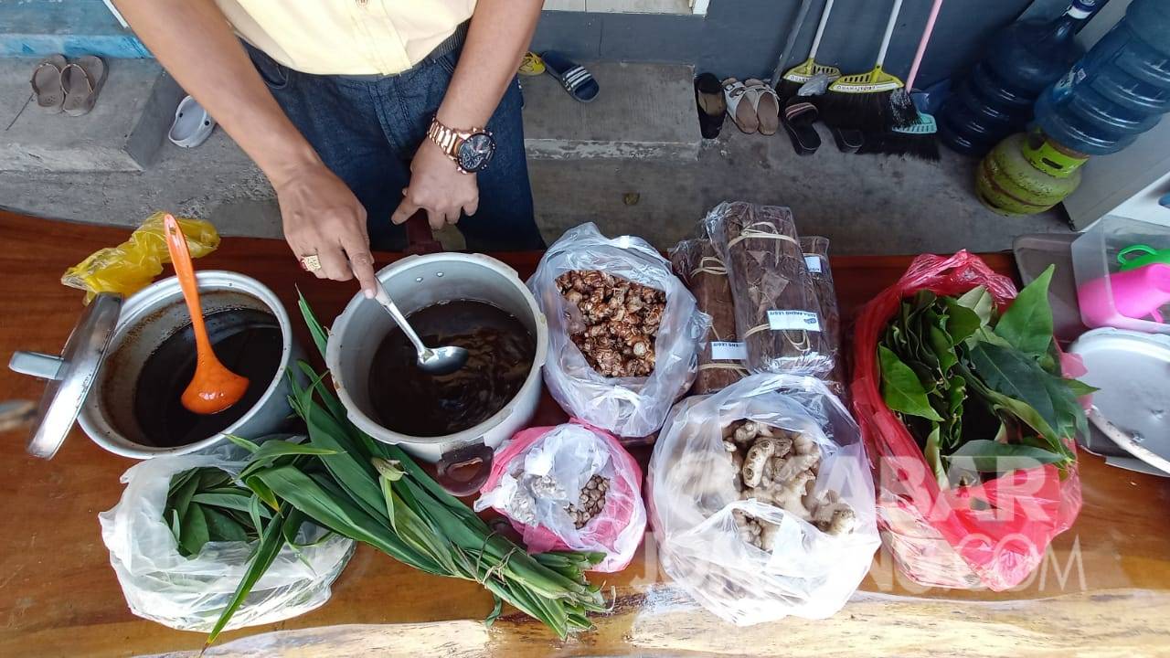 Penyintas covid-19 meracik jamu herbal untuk warga isoman di Jombang. KabarJombang.com/Daniel Eko/