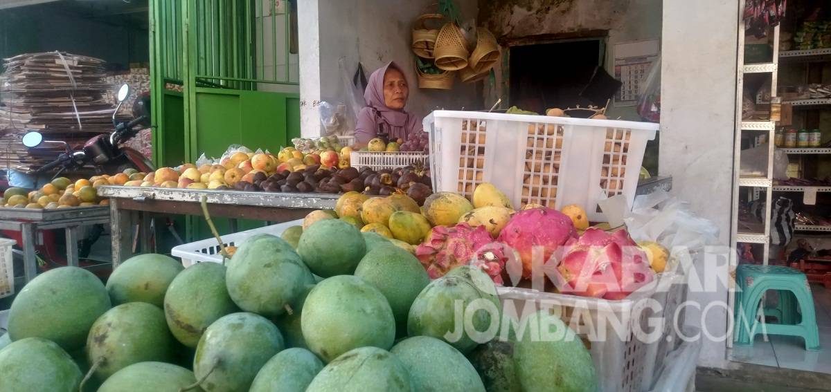 Harga buah lokal di sejumlah pasar tradisional Kabupaten Jombang alami kenaikan, Rabu (8/9/2021). KabarJombang.com/M Faiz H/