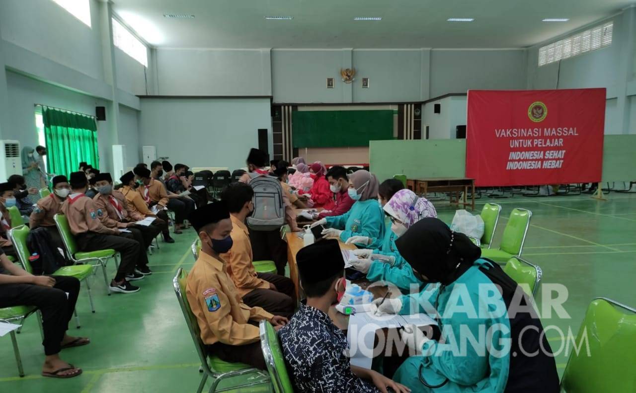 Proses vaksinasi covid-19 yang digelar BIN Jatim dan Pemkab Jombang untuk santri Mambaul Maarif Denanyar.