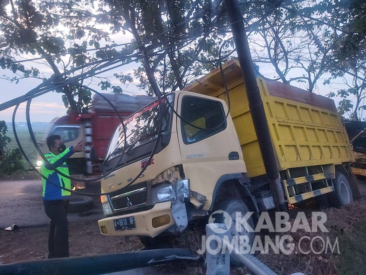 Kecelakaan di Jalan Raya Adi Sucipto Desa Denanyar, Kecamatan/Kabupaten Jombang, Kamis (23/9/2021). KabarJombang.com/istimewa/