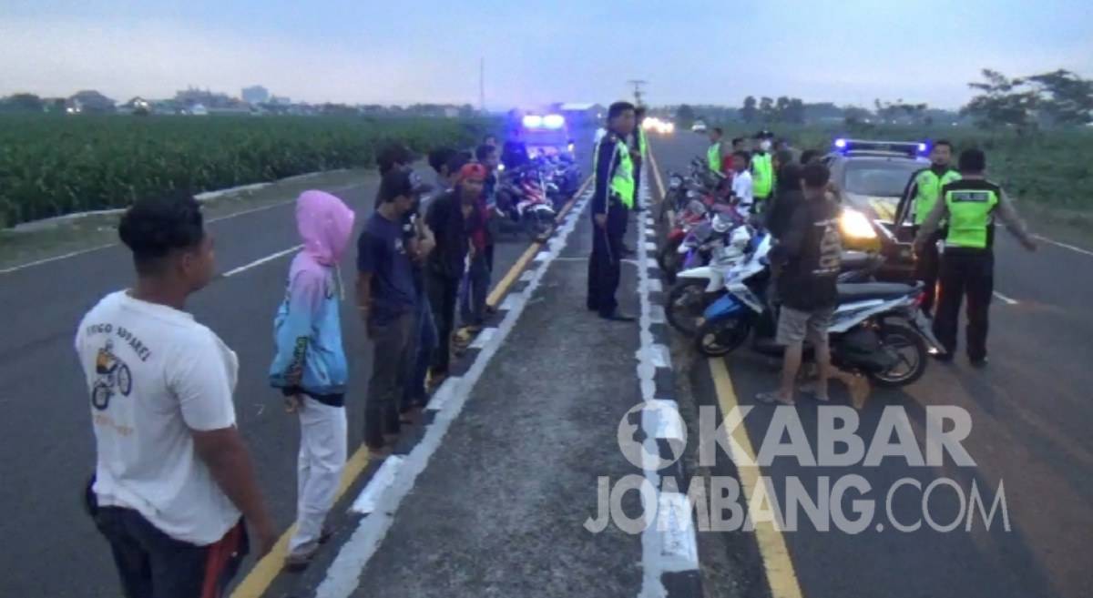 Belasan pemuda diamankan polisi saat razia balap liar di Mojoagung, Jombang, Minggu (26/9/2021) petang.