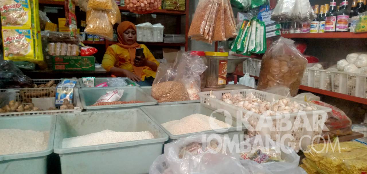 Sejumlah harga kebutuhan pokok di pasar Peterongan Jombang mengalami kenaikan, Rabu (1/9/2021). KabarJombang.com/M Fa'iz H/