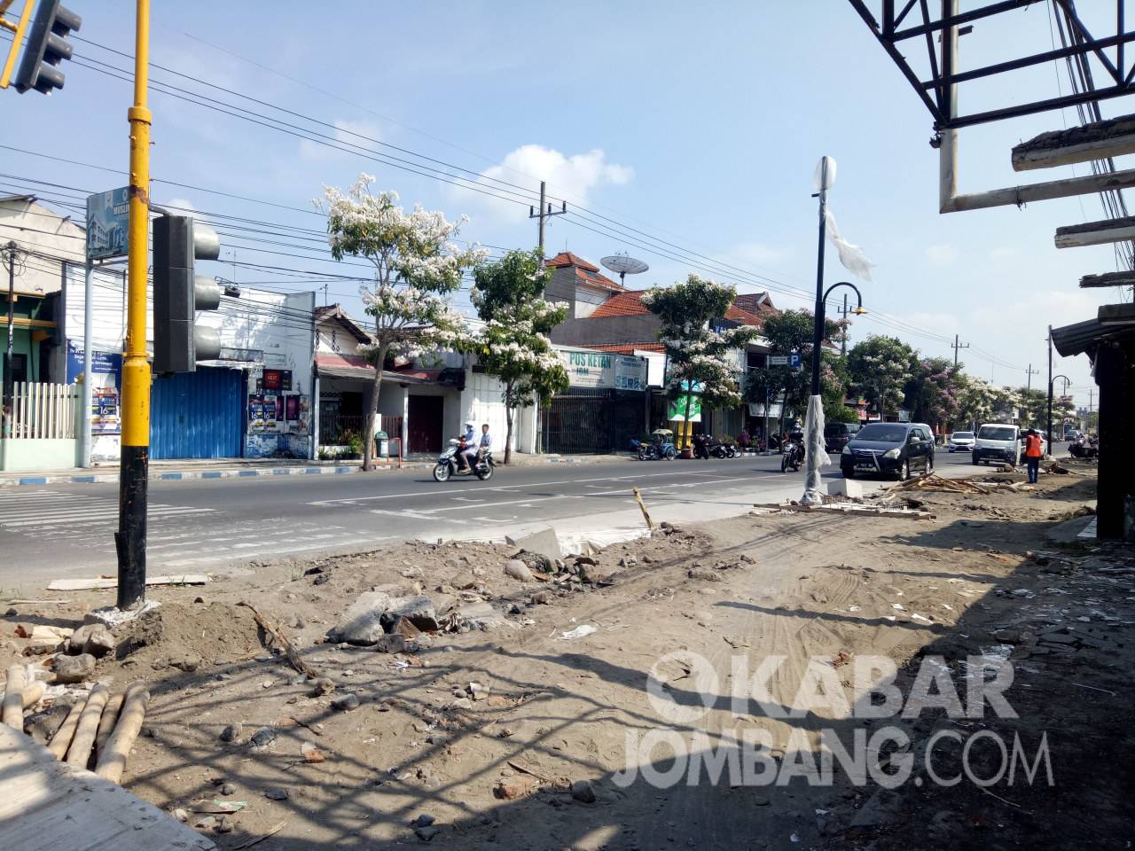 Proyek rehabilitasi trotoar dan drainase jalan Wahid Hasyim Jombang sudah mencapai 47 persen, serta ditargetkan selesai pada November 2021 sesuai kontrak. KabarJombang.com/Diana Kusuma/