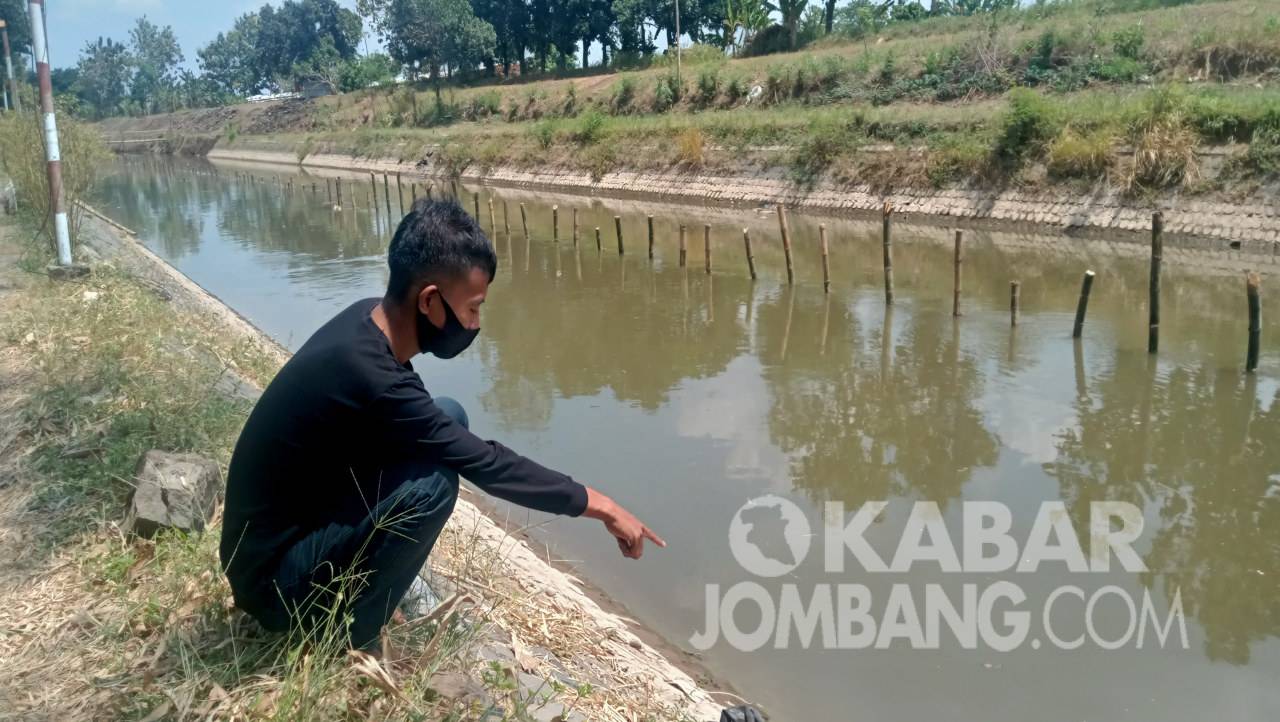 Warga menunjukkan lokasi penemuan mayat di sungai dusun Turipinggir Kecamatan Megaluh Jombang, Rabu (8/9/2021).
