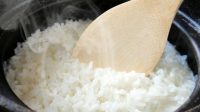 Ilustrasi masak nasi di rice cooker.