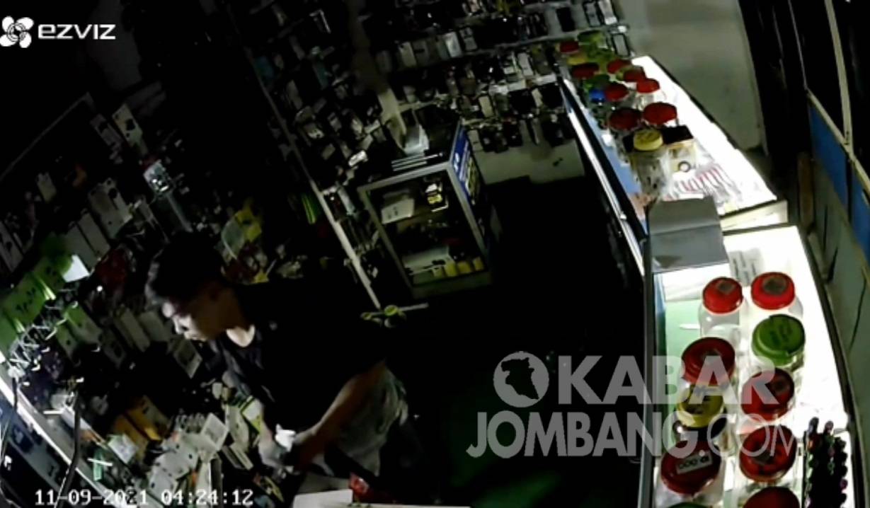 Terekam CCTV, Pakai Mukena Pencuri Bobol Toko Handphone di Jombang