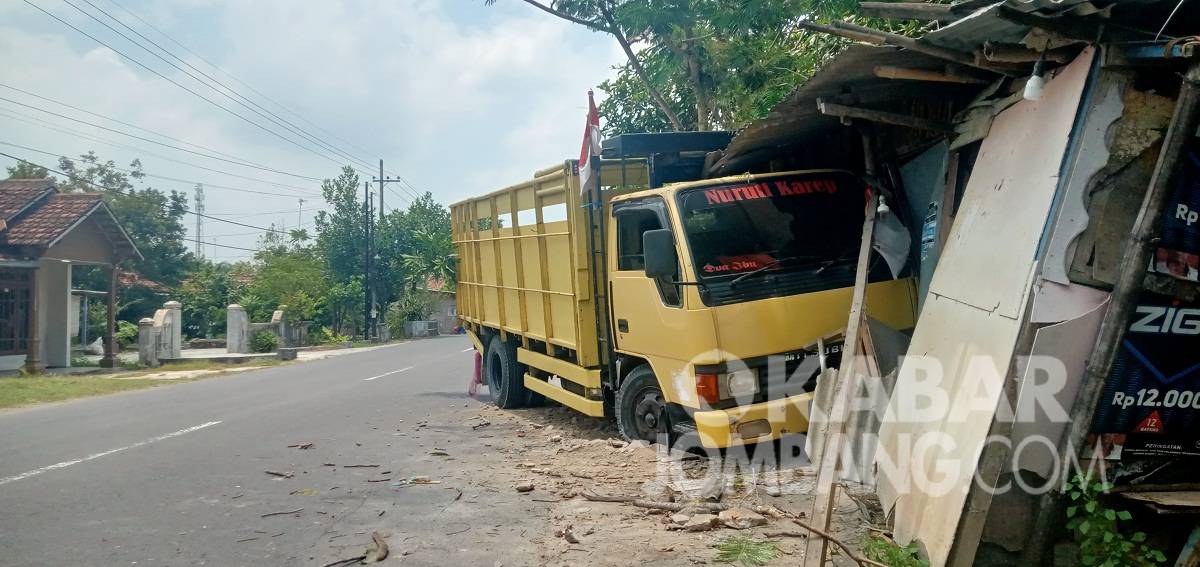 Tampak kondisi truk saat menabrak warung di Dusun/Desa Tanggungan, Kecamatan Gudo, Kabupaten Jombang, Senin (27/9/2021). KabarJombang.com/M Faiz H/