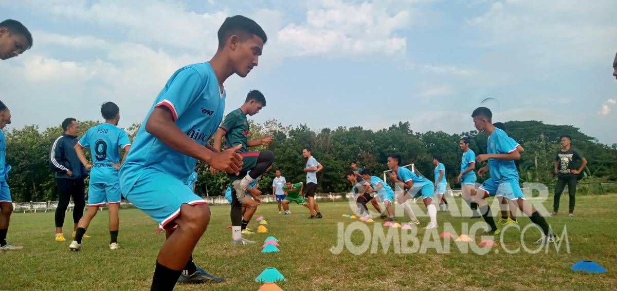 Para pemain PSID Jombang saat menggelar latihan rutin persiapan Liga 3 regional Jawa Timur. KabarJombang.com/M Faiz H/