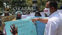 Wali murid menggelar ujukrasa di kantor Disdikbud Jombang, karena adanya dugaan pungli seragam sekolah, Rabu (8/9/2021). KabarJombang.com/istimewa/