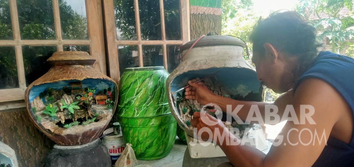 Kerajinan miniatur relif gentong buatan Kariono di Desa Ngusikan, Kabupaten Jombang. KabarJombang.com/M Faiz H/