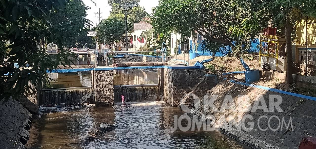 Sungai Gude Ploso Jombang berubah warna menjadi hitam diduga tercemar limbah pabrik gula Djombang Baru dan pabrik ayam di Mojokrapak. KabarJombang.com/M Faiz H/