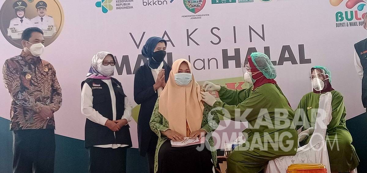 Bupati Jombang Mundjidah Wahab (kedua kiri) didampingi Wakil Bupati, Sumrambah (kiri) saat menyaksikan vaksinasi covid-19 dalam program Bulaga di Kecamatan Tembelang, Kamis (9/9/2021). KabarJombang.com/M Faiz H/