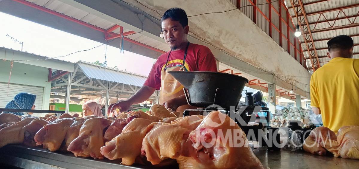 Pedagang ayam potong di pasar peterongan, Jombang, Kamis (30/9/2021). KabarJombang.com/M Faiz H/