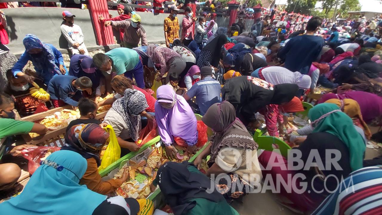 Ratusan warga saling berebut saat sedekah dusun Paras, Desa Turipinggir, Kecamatan Megaluh, Jombang, Jumat (3/9/2021). KabarJombang.com/M Faiz H/
